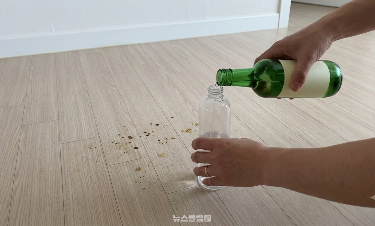 소주로 바닥 기름때 청소 / 기사 이해를 돕기 위한 AI 이미지