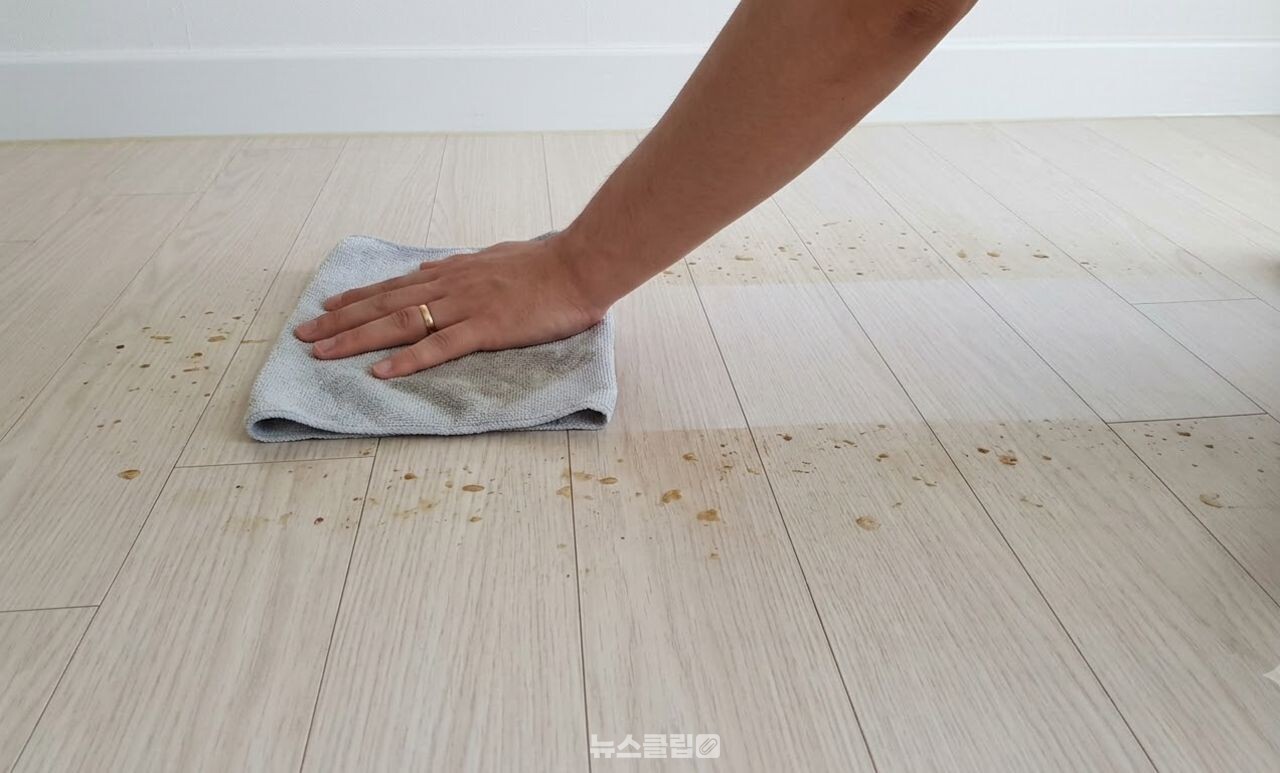 소주로 바닥 기름때 청소 / 기사 이해를 돕기 위한 AI 이미지