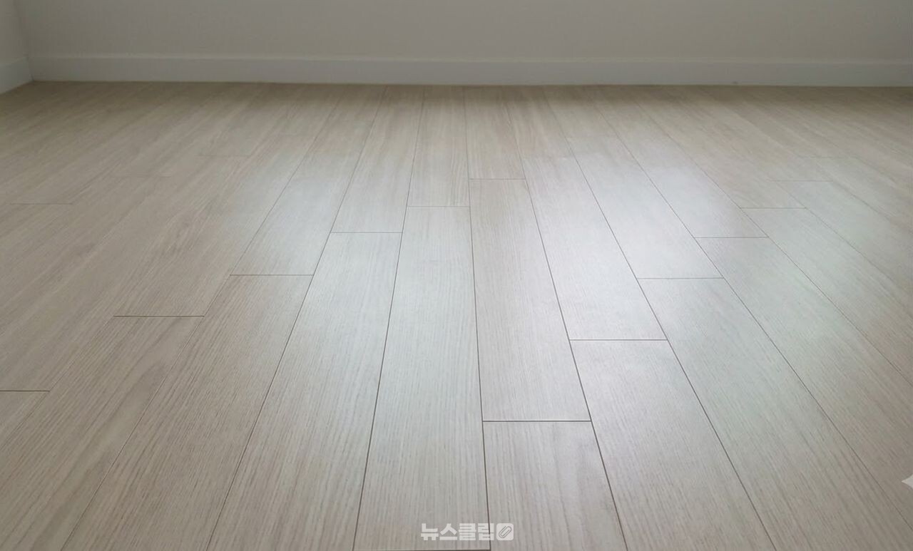 소주로 바닥 기름때 청소 / 기사 이해를 돕기 위한 AI 이미지