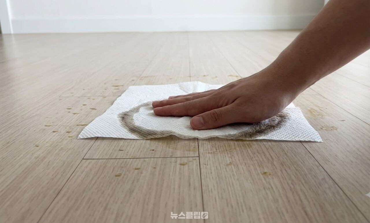 소주로 바닥 기름때 청소 / 기사 이해를 돕기 위한 AI 이미지
