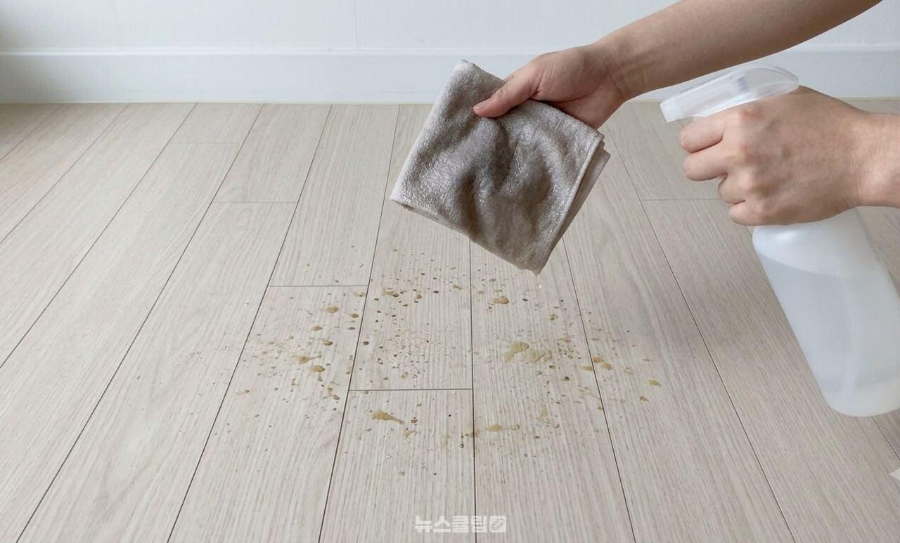 소주로 바닥 기름때 청소 / 기사 이해를 돕기 위한 AI 이미지