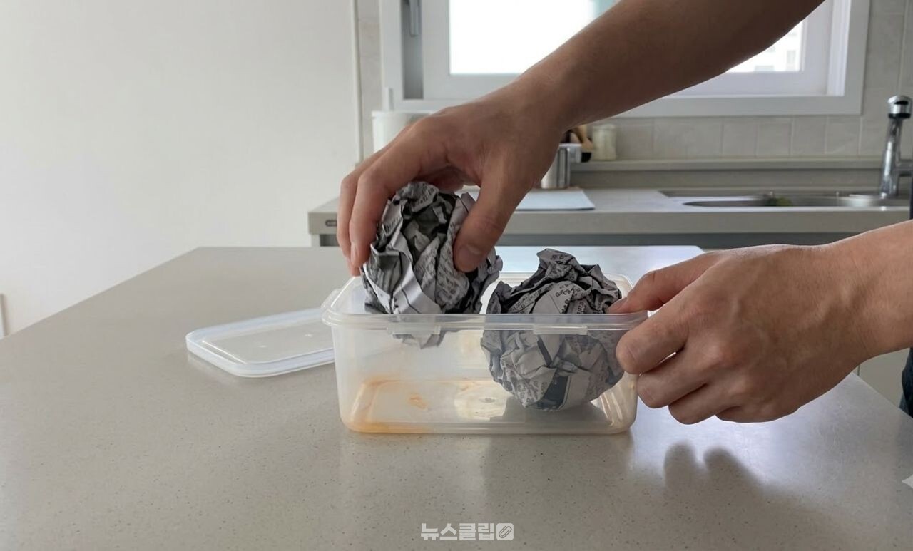 반찬통 신문지 냄새 제거 / 기사 이해를 돕기 위한 AI 이미지