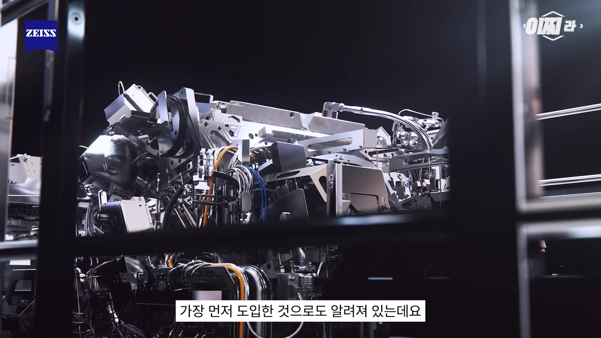 복잡한 금속 부품과 전선으로 구성된 정밀 산업용 장비의 내부 모습.