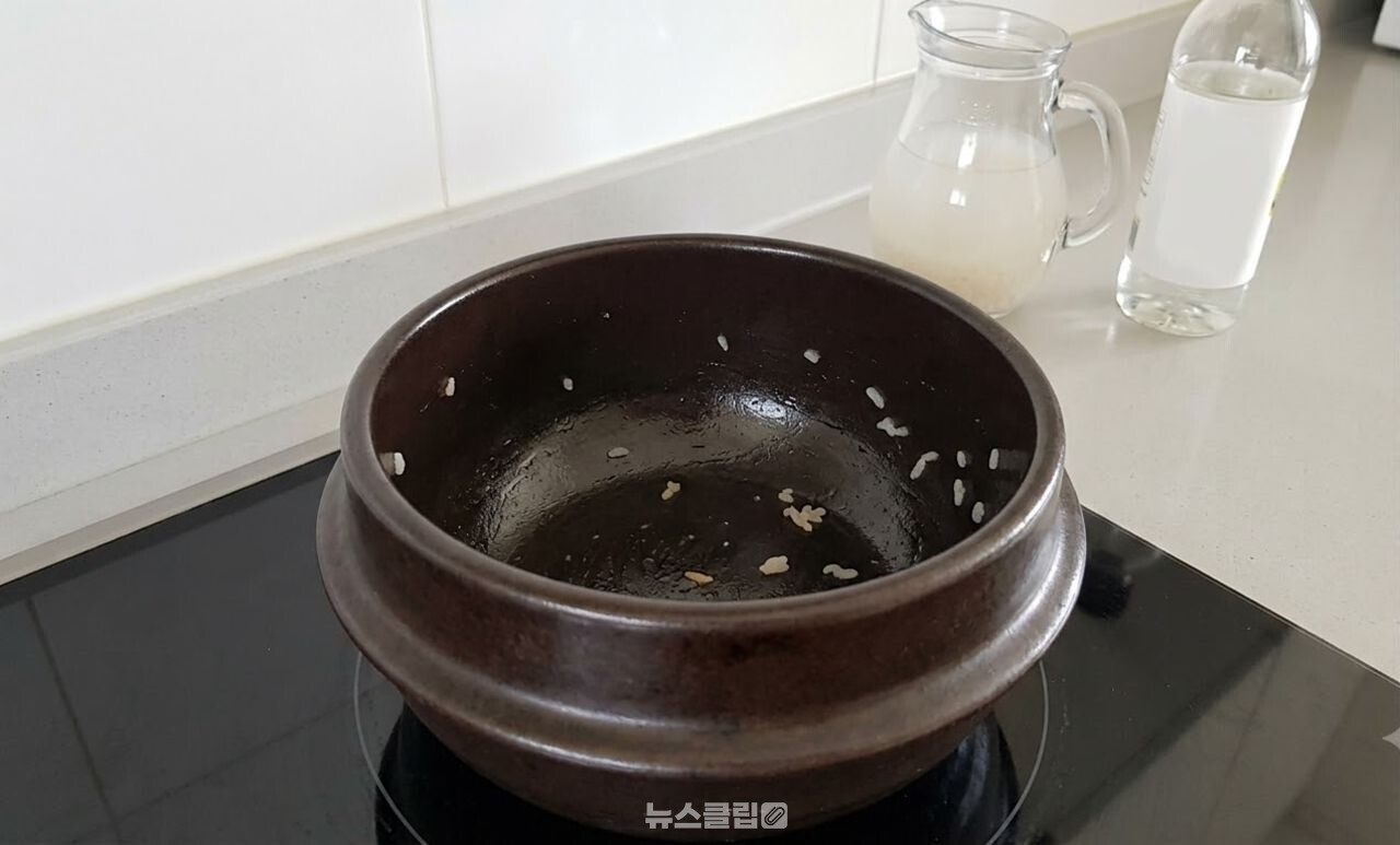 뚝배기 설거지 / 기사 이해를 돕기 위한 AI 이미지