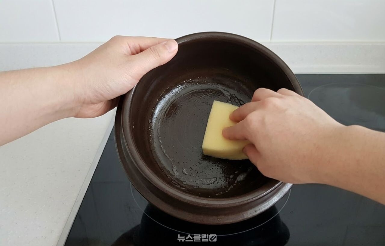 뚝배기 설거지 / 기사 이해를 돕기 위한 AI 이미지