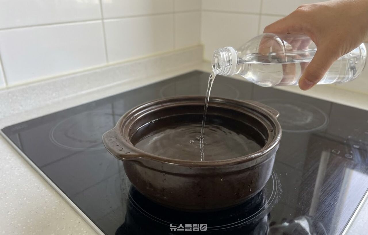 뚝배기 설거지 / 기사 이해를 돕기 위한 AI 이미지