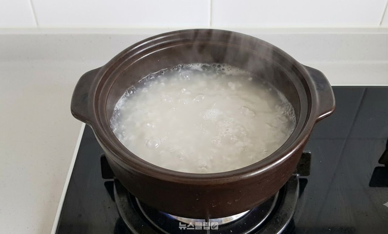 뚝배기에 쌀뜨물 넣고 끓이는 모습 / 기사 이해를 돕기 위한 AI 이미지