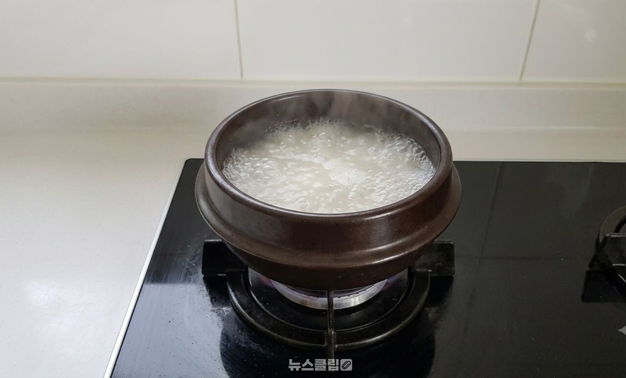 뚝배기 설거지 / 기사 이해를 돕기 위한 AI 이미지
