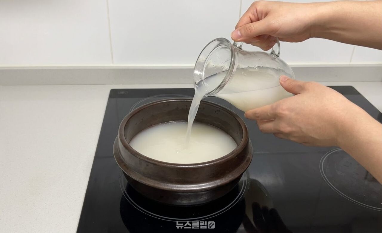 뚝배기 설거지 / 기사 이해를 돕기 위한 AI 이미지