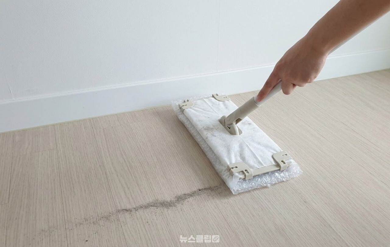 밀대걸레 뽁뽁이 활용 / 기사 이해를 돕기 위한 AI 이미지