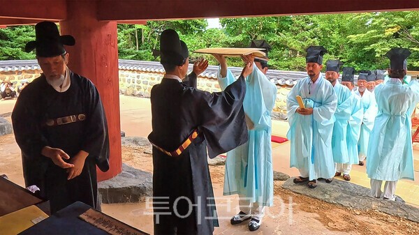 사진 / 적상산사고에서 포쇄의식을 재현하는 모습_유지훈 투어코리아 기자