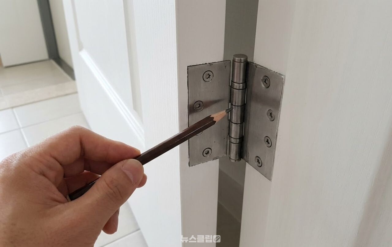 문 경첩 끼익 소리 / 기사 이해를 돕기 위한 AI 이미지
