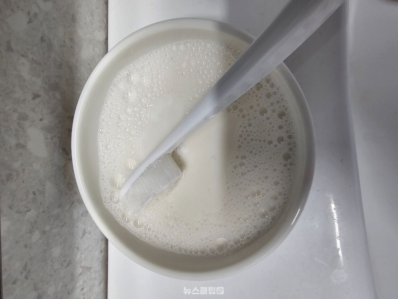 치약식초로 수전 물때 청소 / 뉴스클립
