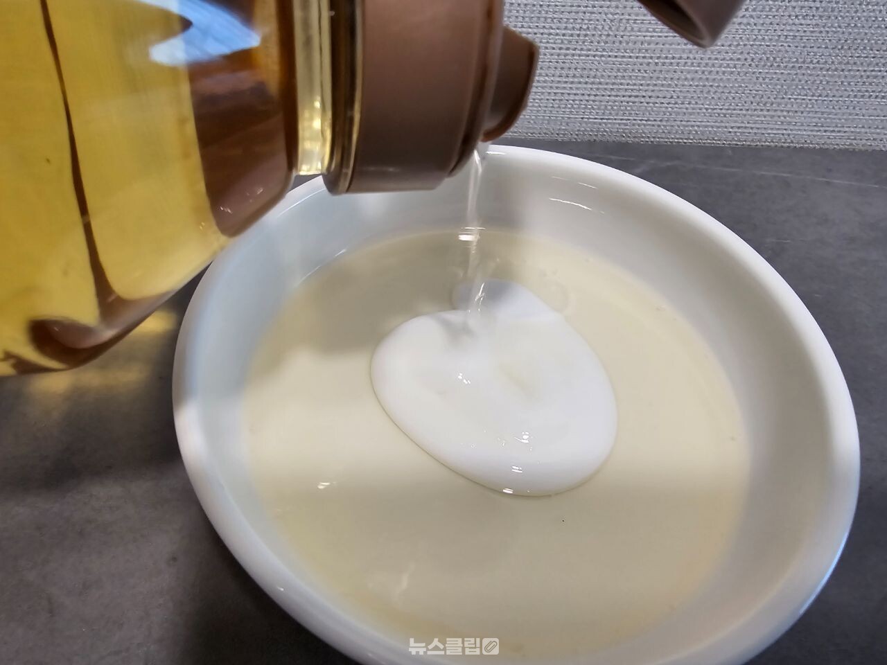 치약식초로 수전 물때 청소 / 뉴스클립