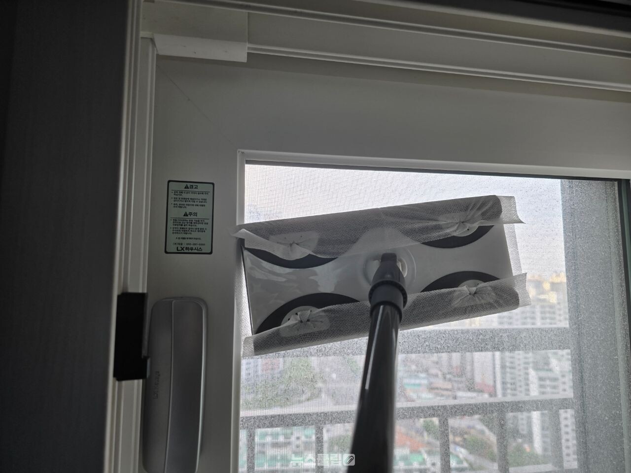 밀대로 바깥 창문 청소 / 뉴스클립