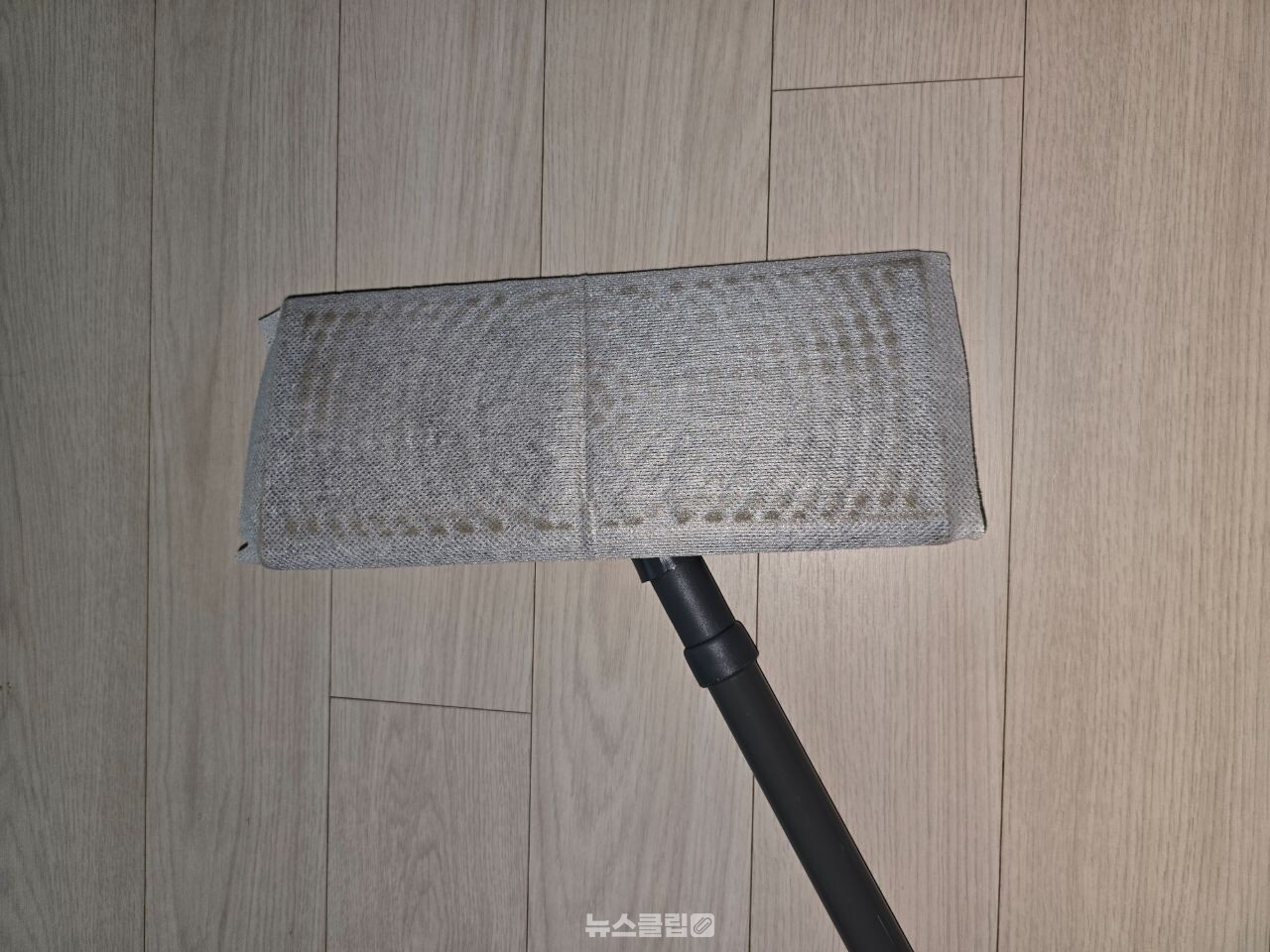 밀대로 바깥 창문 청소 / 뉴스클립