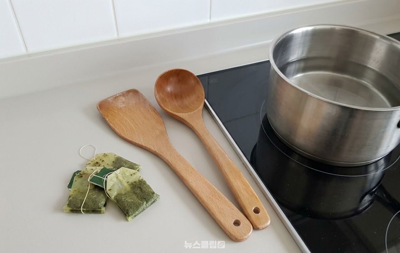 나무 조리도구 녹차 티백 설거지 / 기사 이해를 돕기 위한 AI 이미지