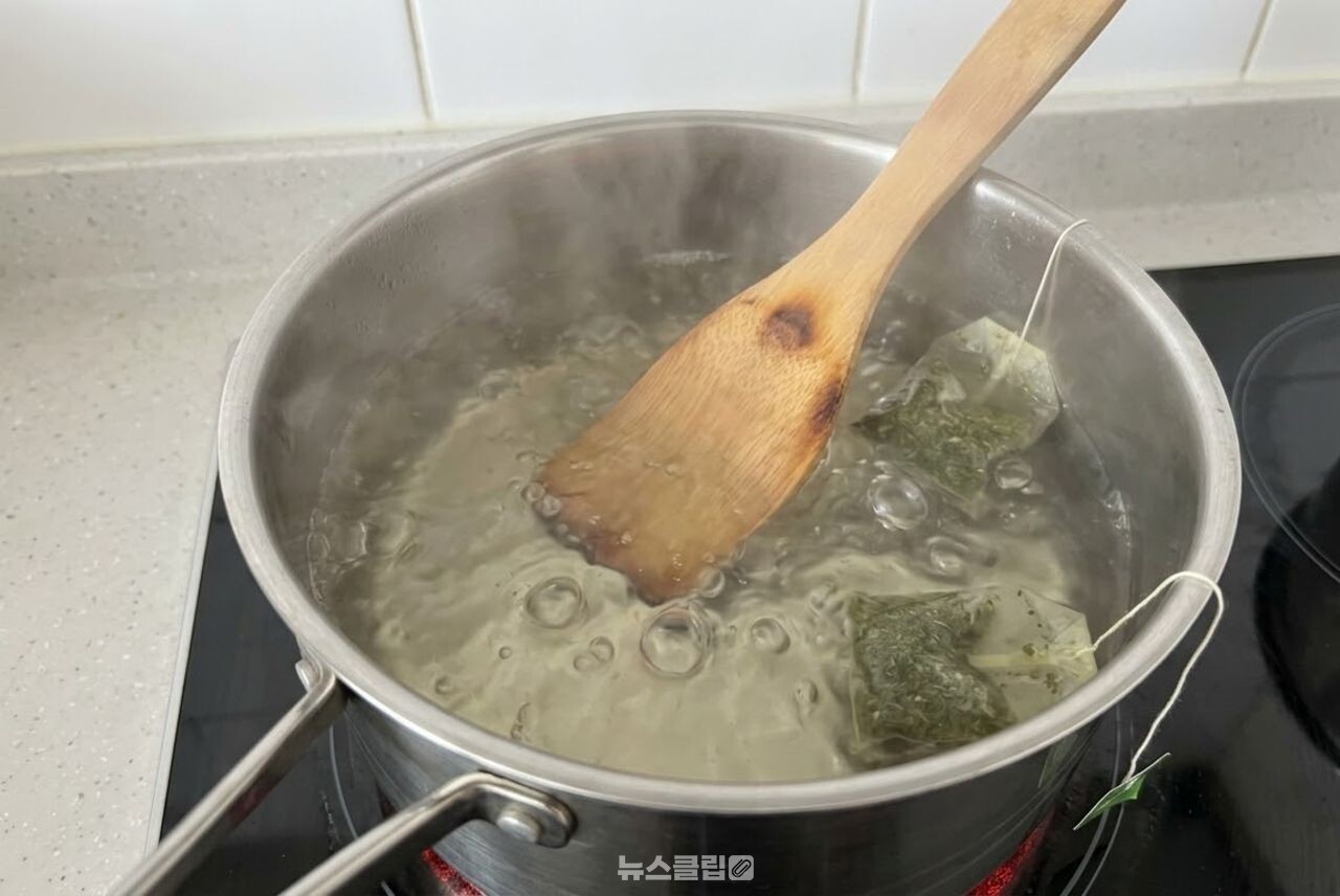 나무 조리도구 녹차 티백 설거지 / 기사 이해를 돕기 위한 AI 이미지