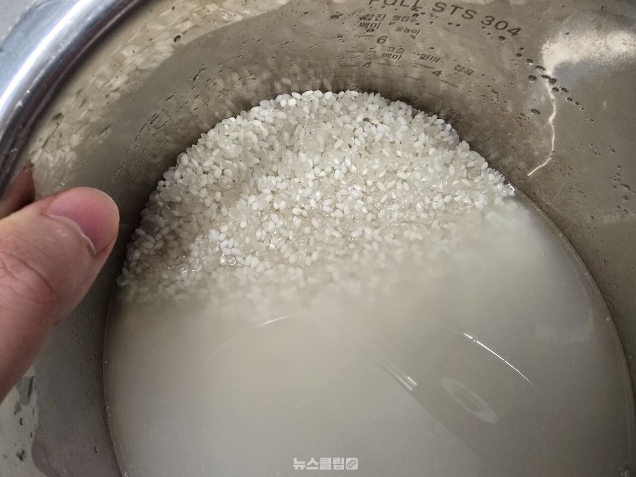 밥 지을 때 소금 한 꼬집 / 기사 이해를 돕기 위한 AI 이미지