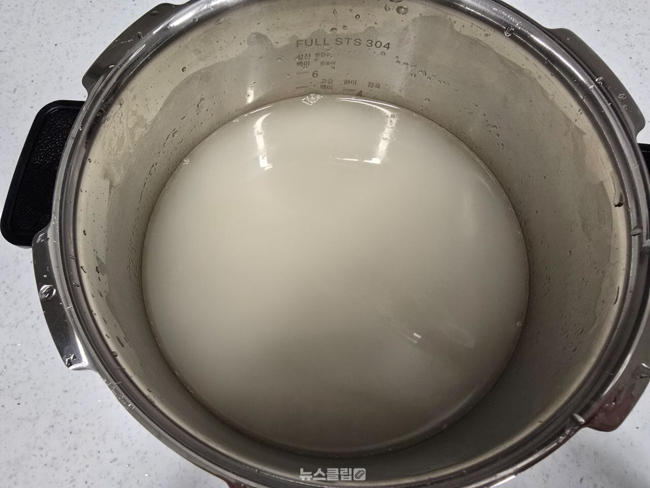 밥 지을 때 소금 한 꼬집 / 기사 이해를 돕기 위한 AI 이미지