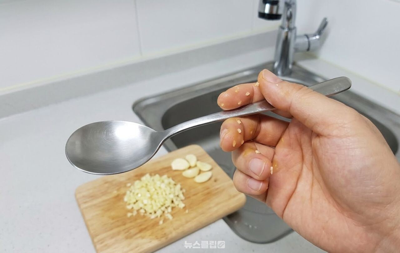 숟가락으로 손에 밴 마늘 냄새 제거 / 기사 이해를 돕기 위한 AI 이미지