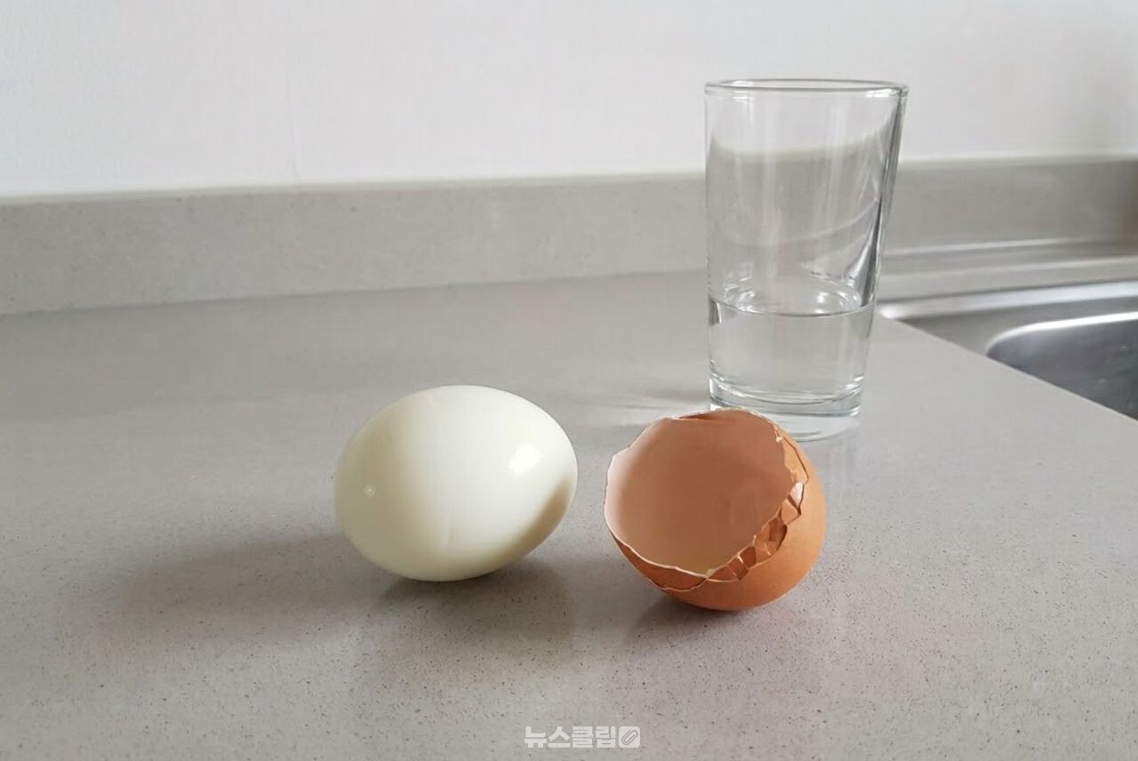 삶은 계란 껍질 까는 방법 / 기사 이해를 돕기 위한 AI 이미지