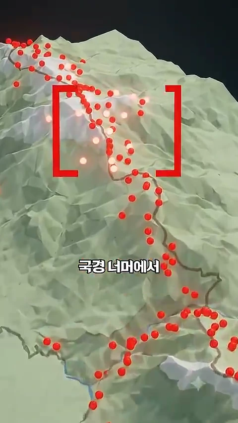 산악 지형을 3D 그래픽으로 나타낸 지도 위에 붉은색 점들이 경로를 따라 줄지어 표시되어 있고 중앙에는 붉은색 사각형의 조준선이 그려져 있다.