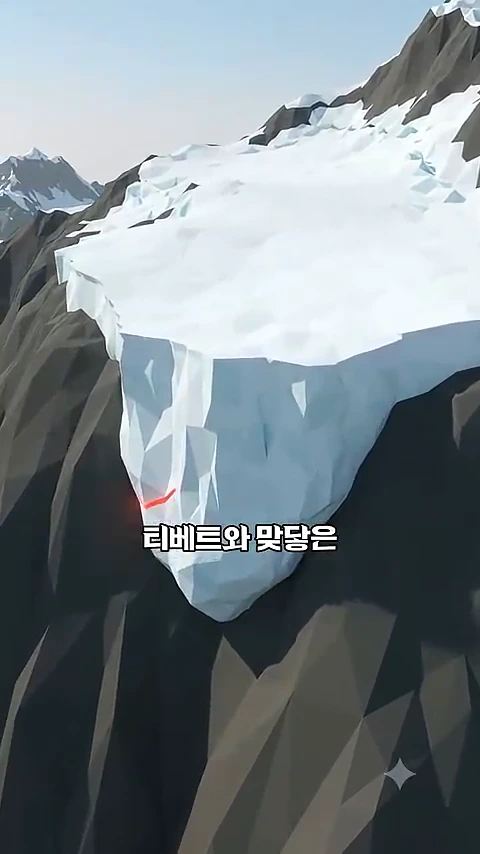티베트와의 경계 지역에 위치한 거대한 빙하가 가파른 산비탈 끝에 매달려 있는 3D 그래픽 영상 장면입니다.
