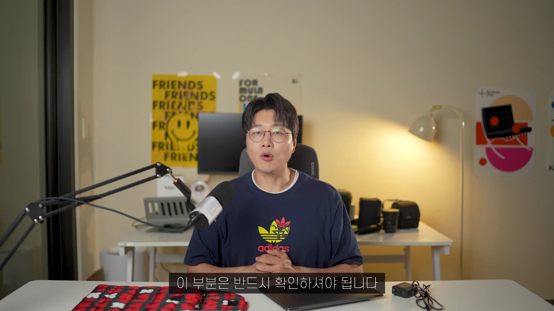 안경을 쓴 남성이 마이크 앞에 앉아 정면을 바라보며 이야기하고 있으며, 화면 하단에는 한국어 자막이 표시되어 있습니다.