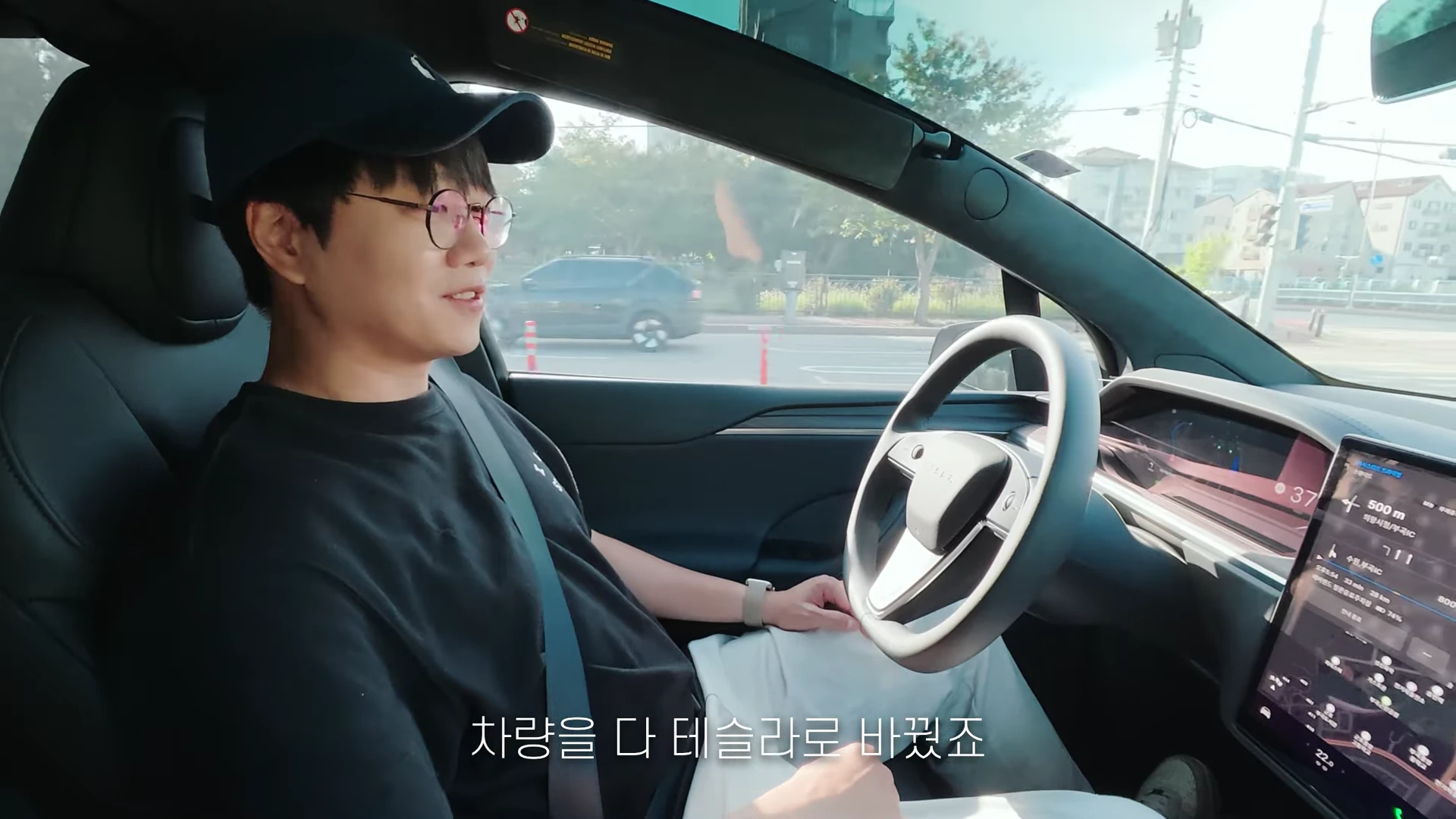 운전석에 앉은 남성이 차량 주행 중 대화하며 전방을 주시하는 모습이 담긴 차량 내부 화면
