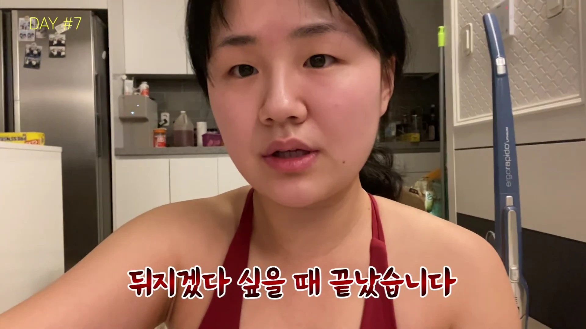 운동복을 입은 여성이 화면을 향해 말하고 있으며 왼쪽 상단에 'DAY #7'이라는 텍스트가 표시되어 있습니다.