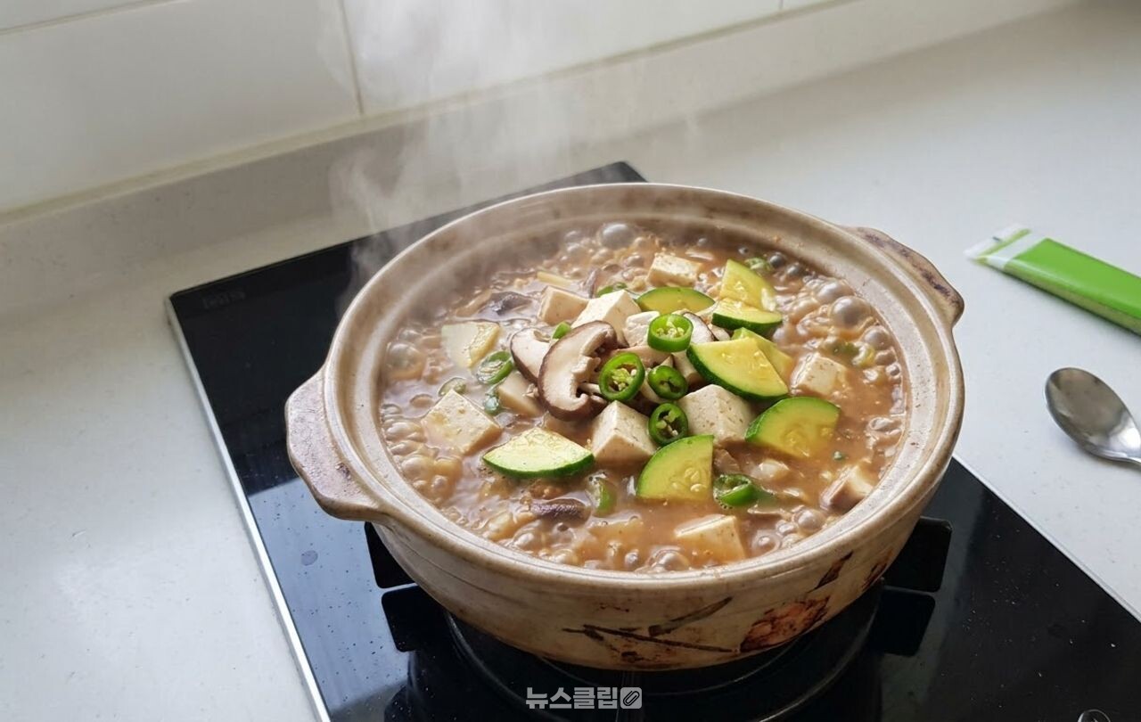 고추냉이 된장찌개 / 기사 이해를 돕기 위한 AI 이미지