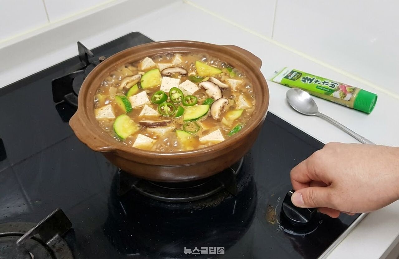 고추냉이 된장찌개 / 기사 이해를 돕기 위한 AI 이미지