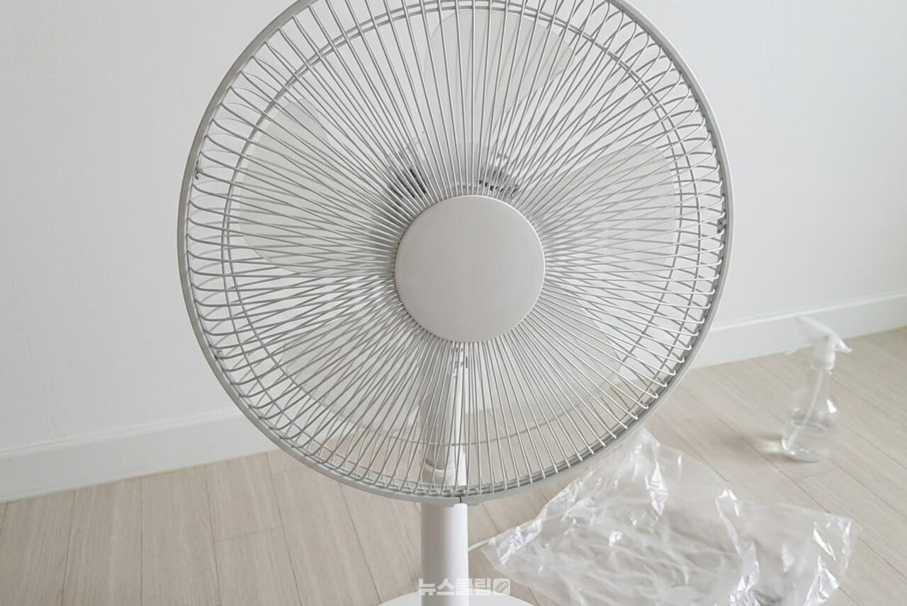 선풍기 날개 먼지 청소 / 기사 이해를 돕기 위한 AI 이미지