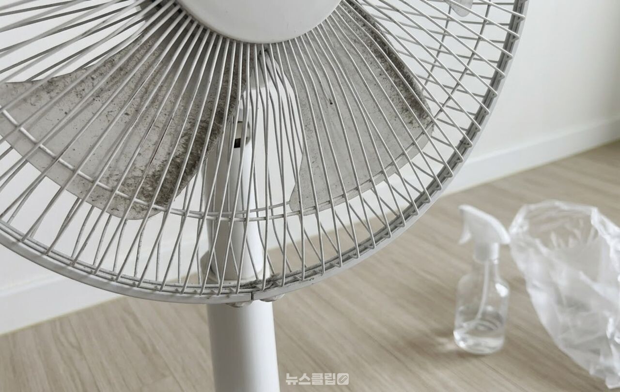 선풍기 날개 먼지 청소 / 기사 이해를 돕기 위한 AI 이미지