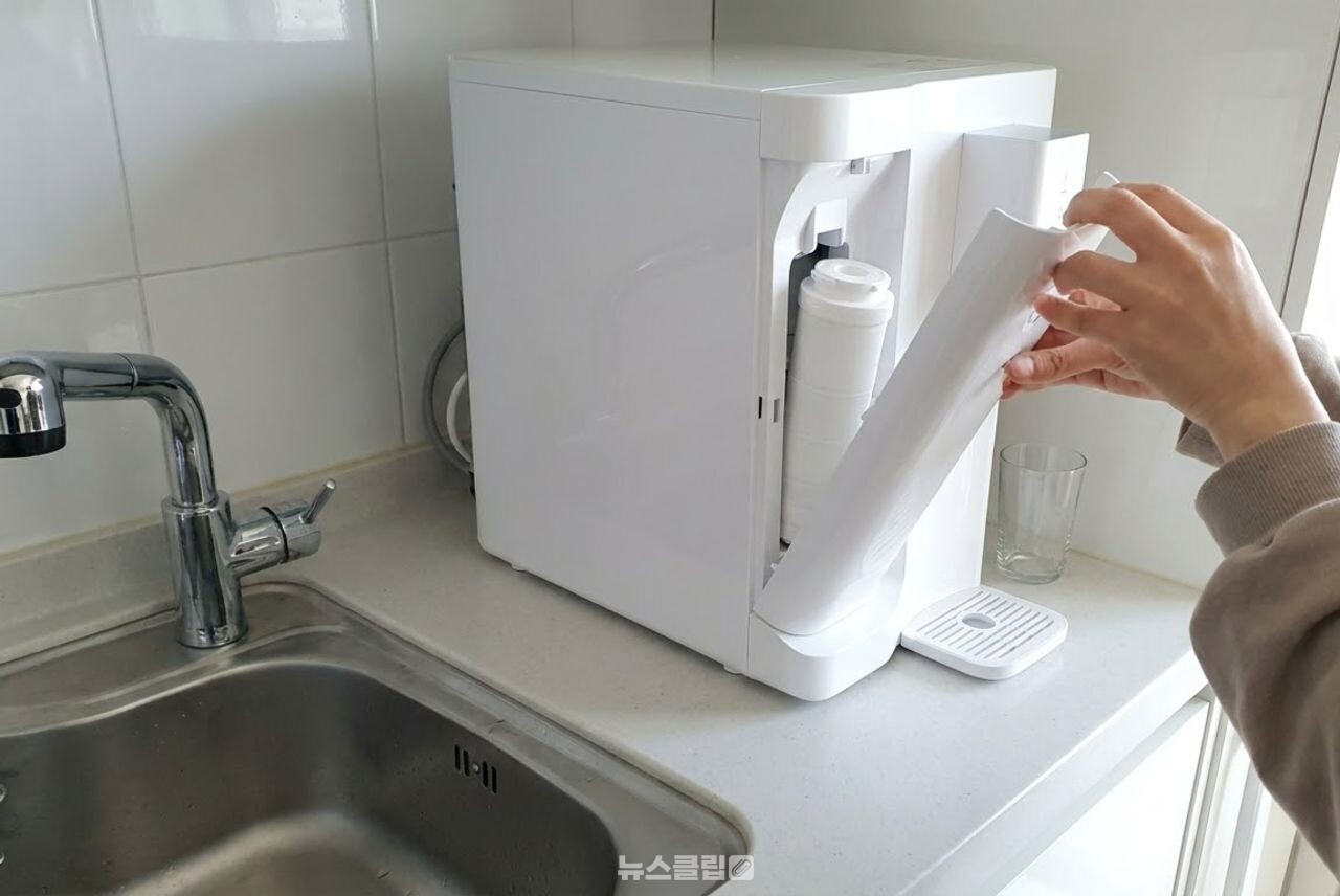 정수기 물 한잔 / 기사 이해를 돕기 위한 AI 이미지