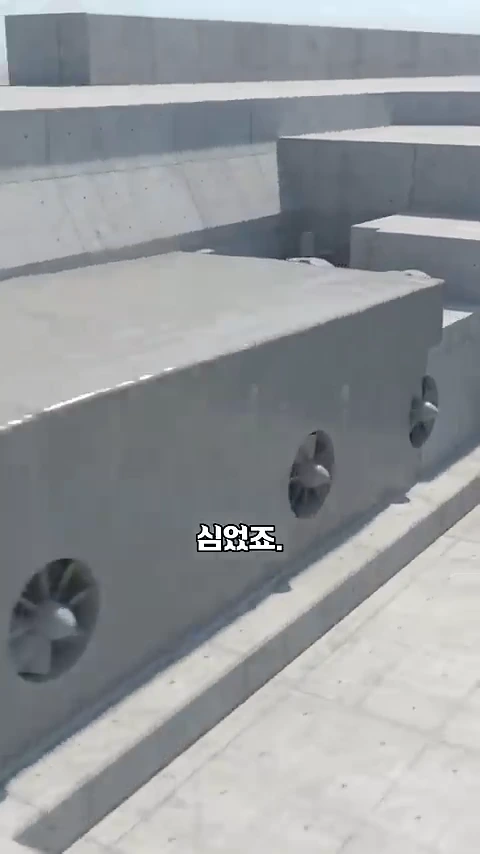 콘크리트 구조물 벽면에 여러 개의 수차 블레이드가 매립된 모습이 담긴 3D 그래픽 영상