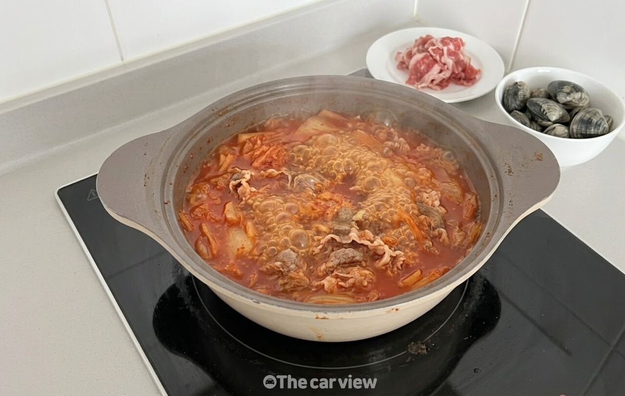 차돌박이 바지락 김치찌개 / 기사 이해를 돕기 위한 AI 이미지