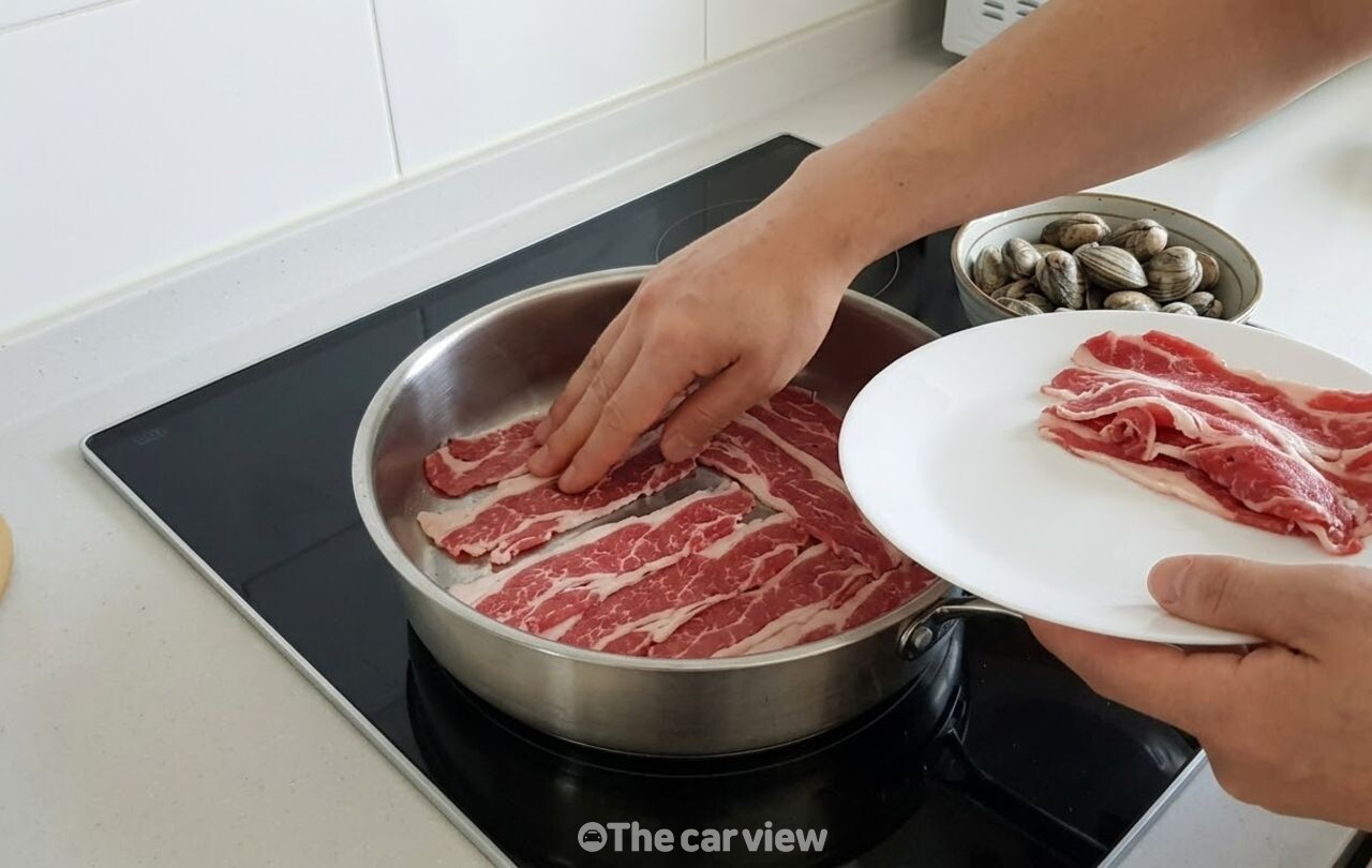 차돌박이 바지락 김치찌개 / 기사 이해를 돕기 위한 AI 이미지