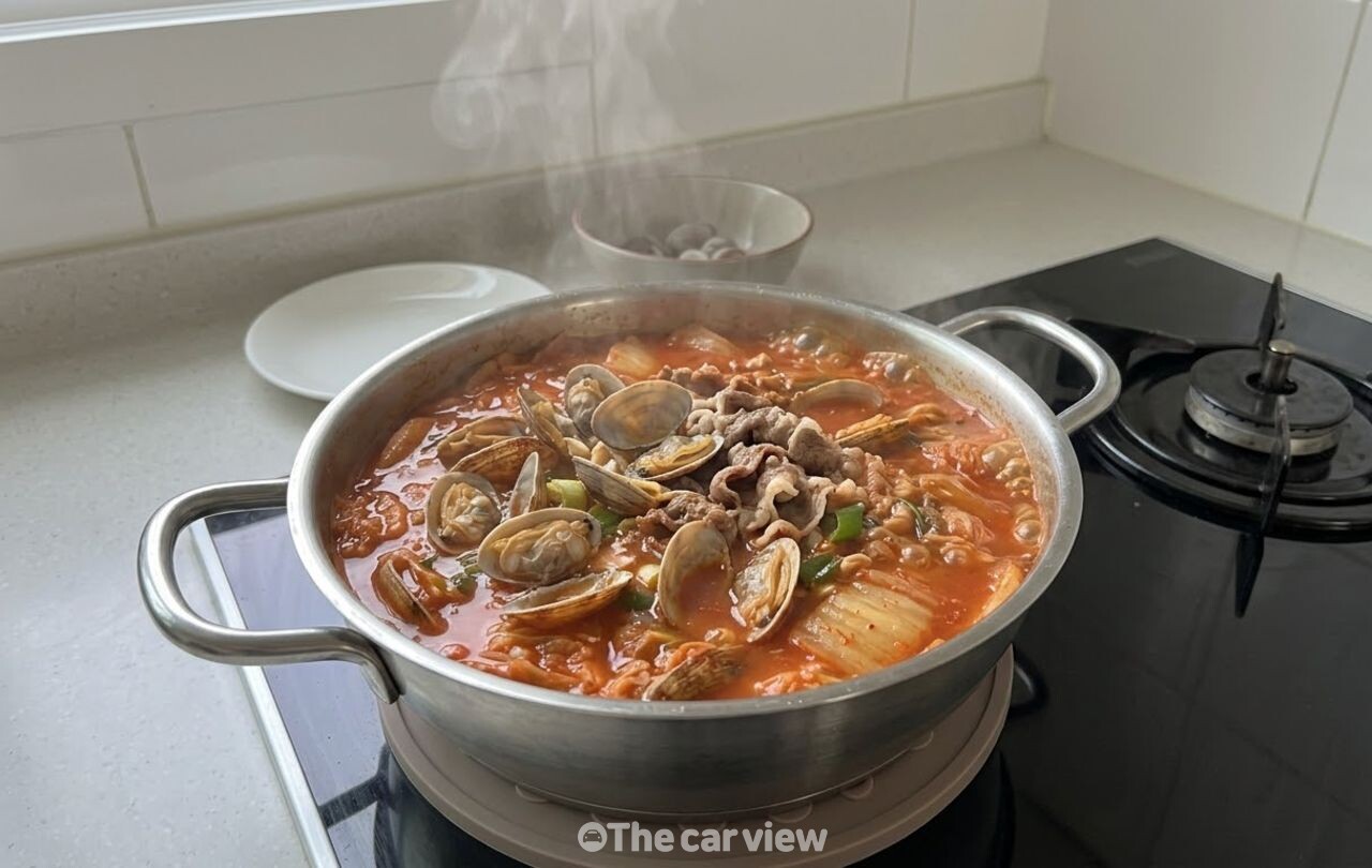 차돌박이 바지락 김치찌개 / 기사 이해를 돕기 위한 AI 이미지