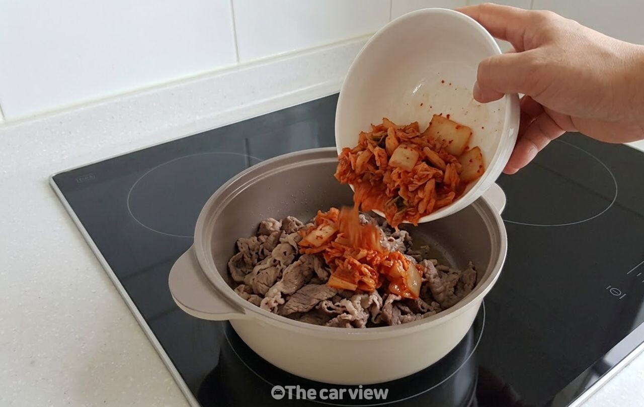 차돌박이 바지락 김치찌개 / 기사 이해를 돕기 위한 AI 이미지