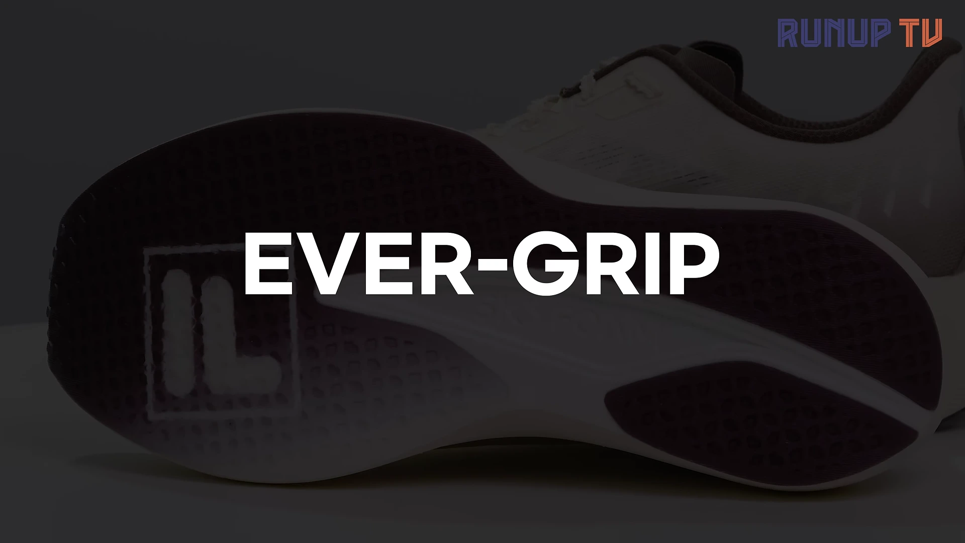 러닝화 바닥면의 아웃솔 디테일을 클로즈업한 장면으로, 화면 중앙에 'EVER-GRIP'이라는 텍스트가 강조되어 나타나 있습니다.