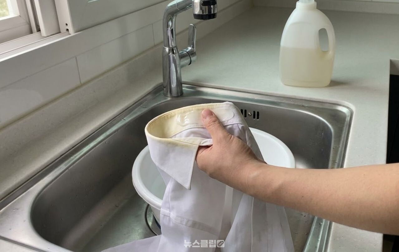 흰색 셔츠 깃 얼룩 제거 / 기사 이해를 돕기 위한 AI 이미지