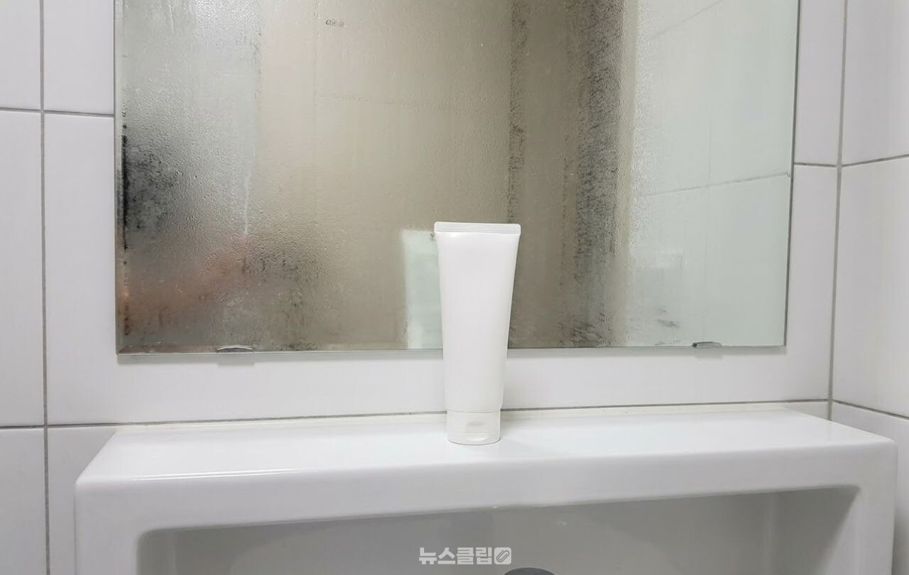 욕실 거울 김서림 / 기사 이해를 돕기 위한 AI 이미지