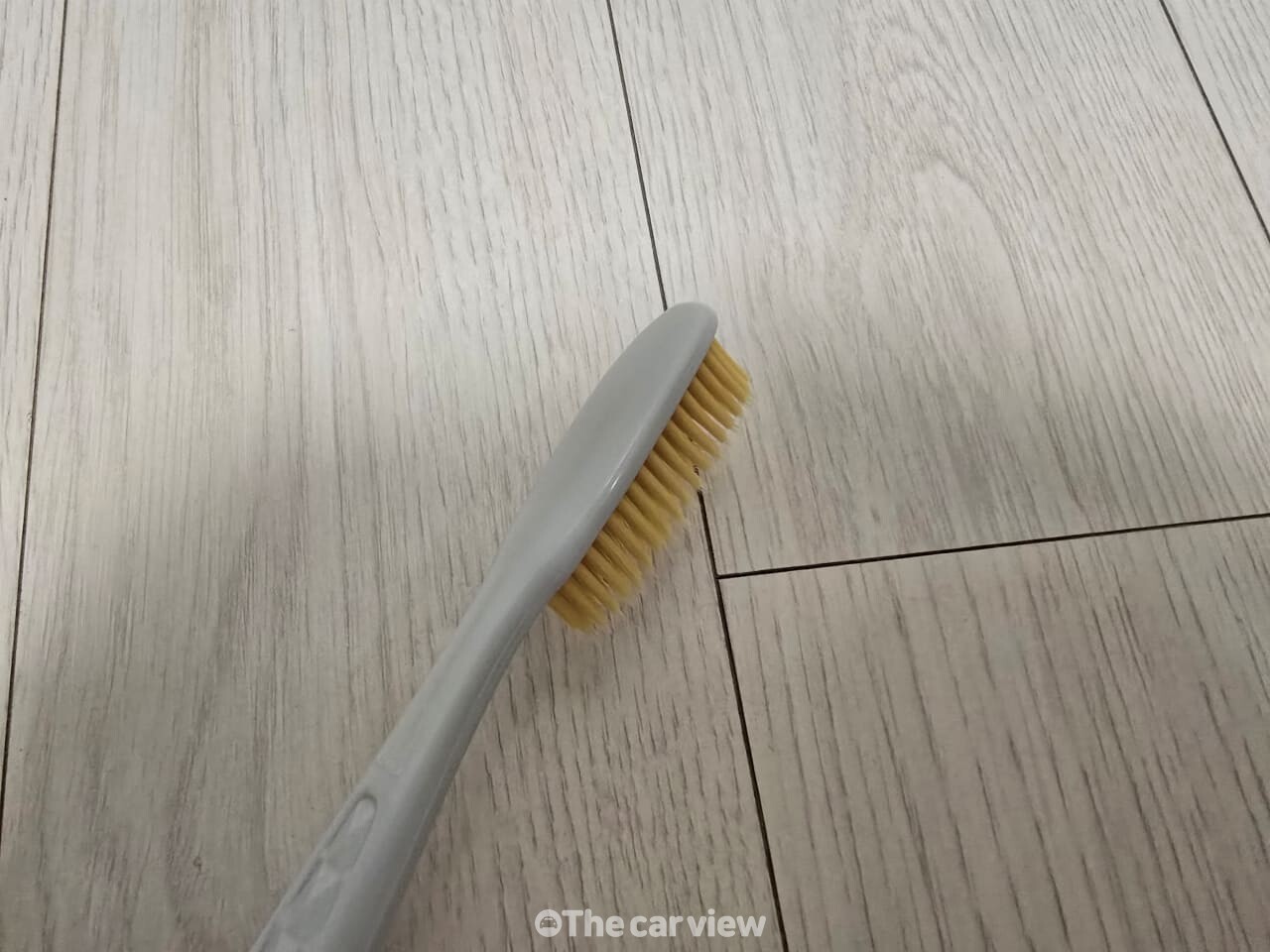 다 쓴 칫솔 활용 마루 틈새 청소 / 사진=더카뷰