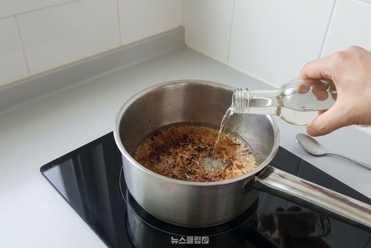 눌은 냄비 바닥 설거지 / 기사 이해를 돕기 위한 AI 이미지