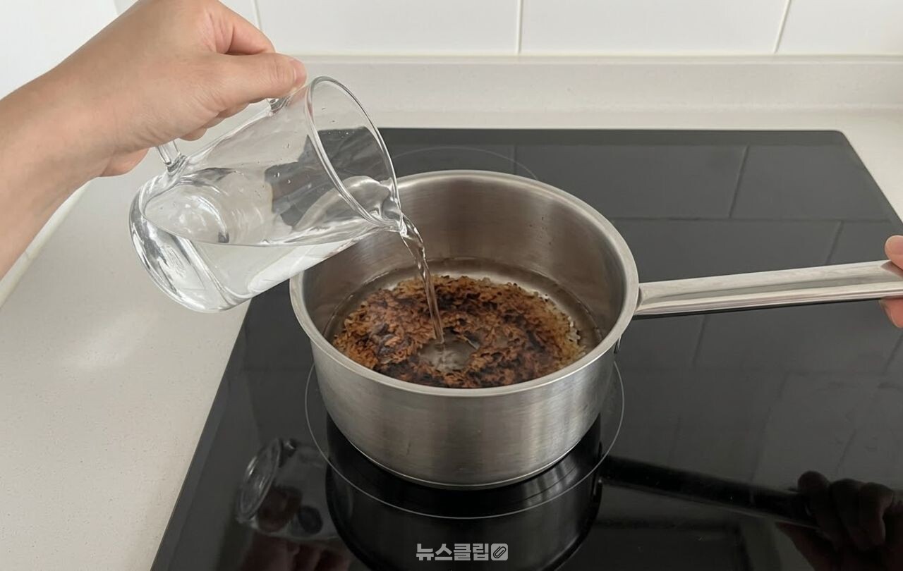 눌은 냄비 바닥 설거지 / 기사 이해를 돕기 위한 AI 이미지