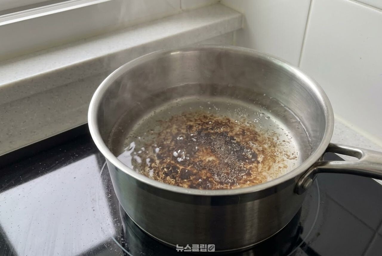 눌은 냄비 바닥 설거지 / 기사 이해를 돕기 위한 AI 이미지