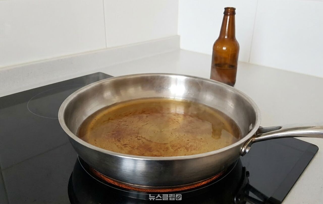 김빠진 맥주로 프라이팬 기름때 설거지 / 기사 이해를 돕기 위한 AI 이미지