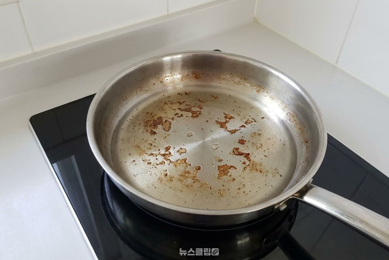 김빠진 맥주로 프라이팬 기름때 설거지 / 기사 이해를 돕기 위한 AI 이미지